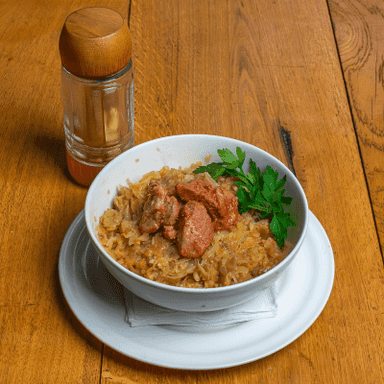 Varză călită cu bucăți de afumătură